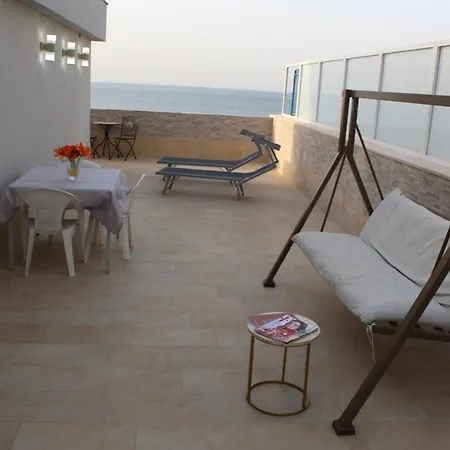 Guesthost - Tramonto Sul Mare Near The Airport アパート