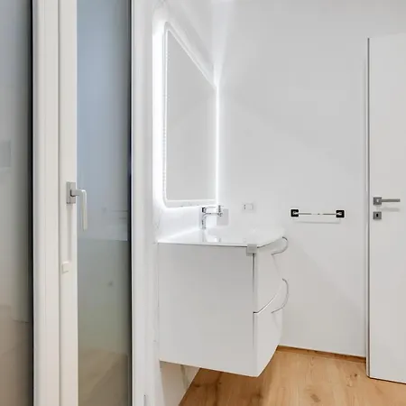 Guesthost - Tramonto Sul Mare Near The Airport Apartament